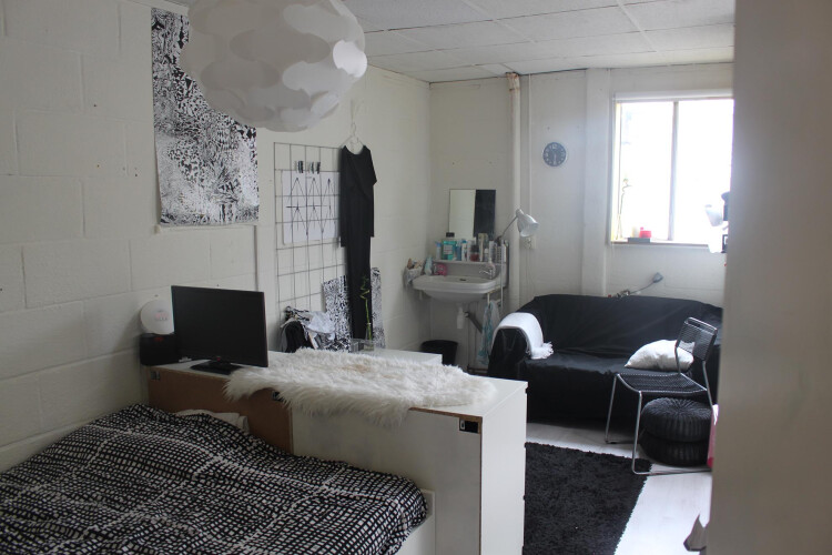 Tijdelijke kamer in een meidenhuis aan de Van Gentstraat 