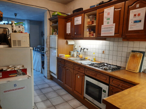 Elke huurder heeft zijn eigen grote koel-vriescombinatie en eigen keukenkastje!